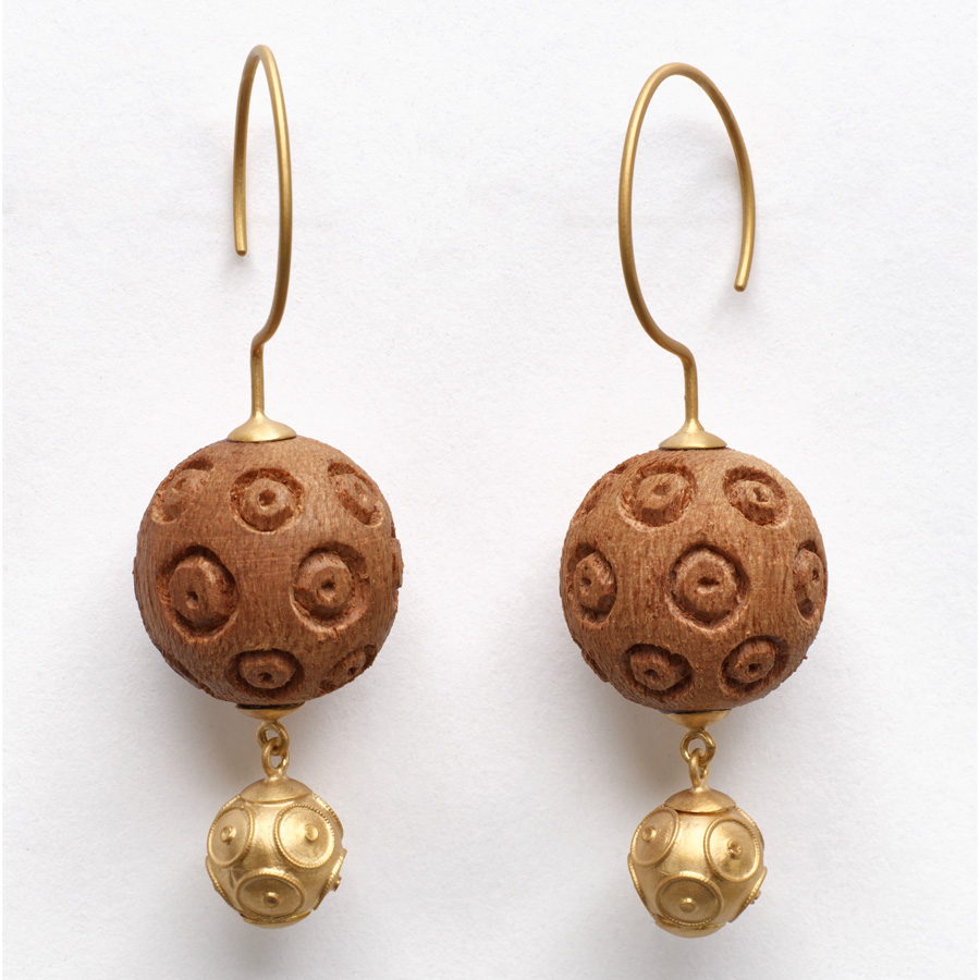 Brinco Contas Confeitadas Viana e Madeira Curto