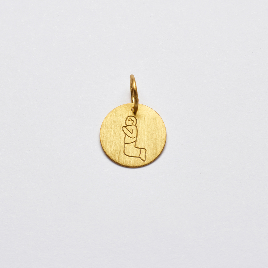 Pingente Paetê Milagrito Menino Rezando